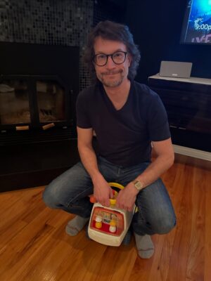 Josée Boudreault Instagram - On dirait le jeu des 7 différences.  Quand mon chum sort une journée de vente de garage, je ne sais jamais si il va revenir avec quelque chose de son enfance. J’espère qu’il ne finira pas par retrouver aussi les pantoufles 😂 @lprivard