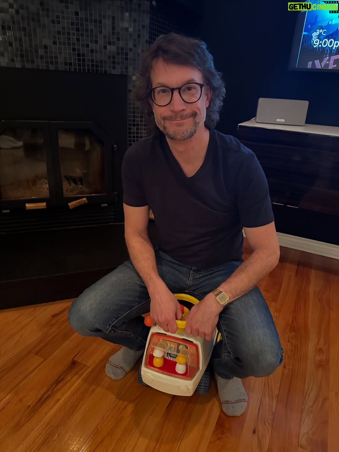 Josée Boudreault - 181 Likes - On dirait le jeu des 7 différences.  Quand mon chum sort une journée de vente de garage, je ne sais jamais si il va revenir avec quelque chose de son enfance. J’espère qu’il ne finira pas par retrouver aussi les pantoufles 😂 @lprivard