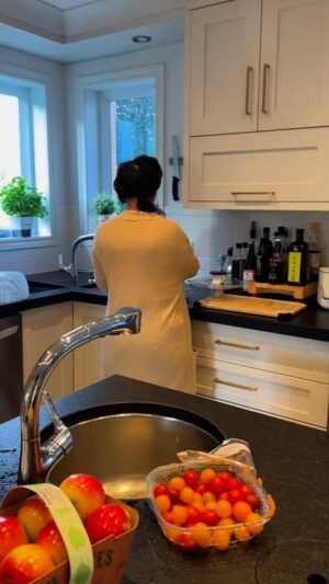 Josée Boudreault Instagram - Tout rapetisse à l’épicerie. Suis-je la seule à trouver que les tranches Singles ont rapetissé ? Elles sont tellement minces qu’on voit presque au travers… et elles se déchirent dès qu’on essaie de les sortir de l’emballage !