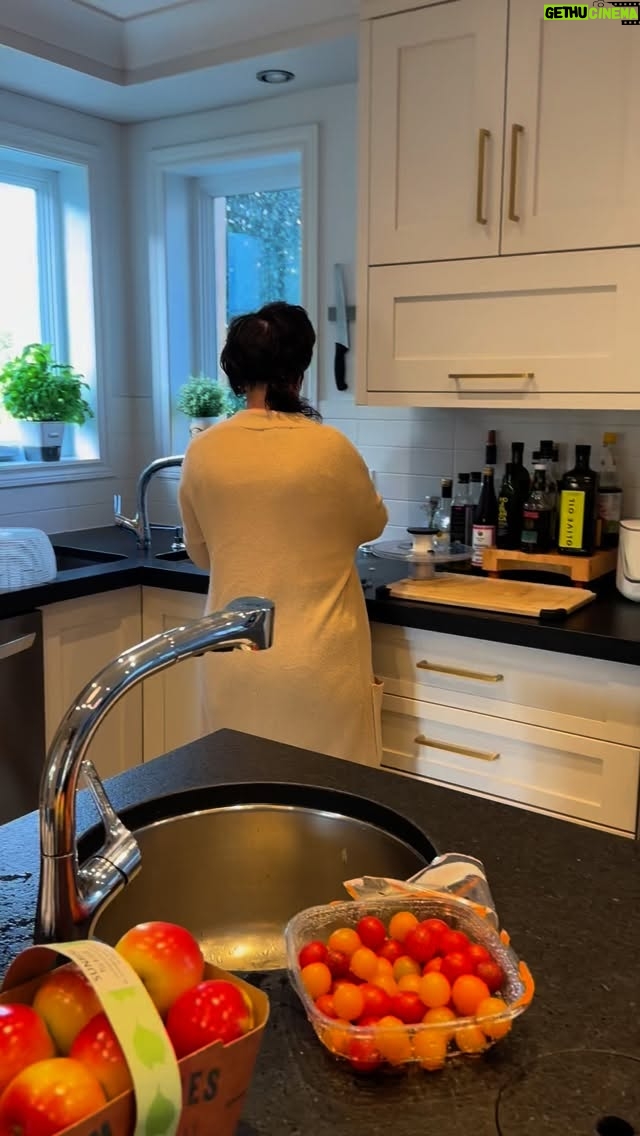 Josée Boudreault - 401 Likes - Tout rapetisse à l’épicerie. Suis-je la seule à trouver que les tranches Singles ont rapetissé ? Elles sont tellement minces qu’on voit presque au travers… et elles se déchirent dès qu’on essaie de les sortir de l’emballage !