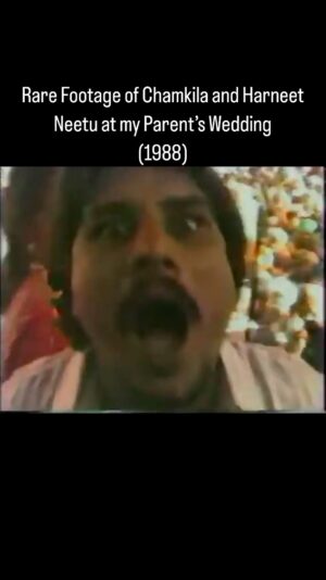 Joty Kaur Instagram - Not Chamkila being silly for the camera 🤪

Another clip of Chamkila performing at my Parents’ Wedding Jan 18, 1988!  Watch the full video now! (Link in bio)

Pind: Jakhepal, Sangrur

#reelspunjabi #punjabimusic #chamkila #chamkilalive #desinostalgia #punjabifolk #reelsindia