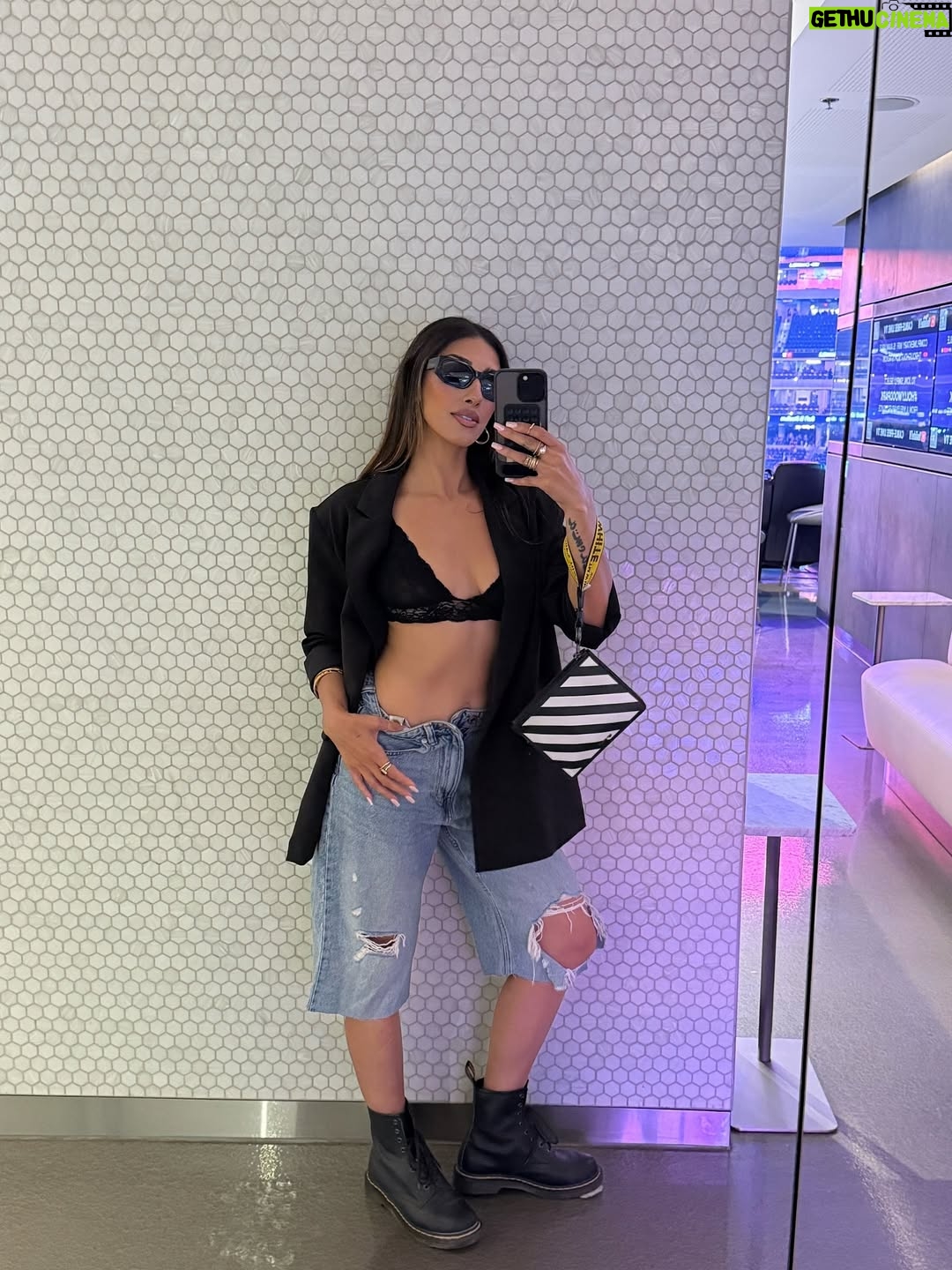 Joty Kaur - 3 Likes - Breezy Bowl 🏆

#chrisbrown #breezybowl #teambreezy