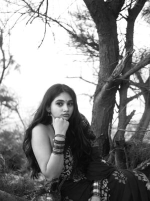 Jovika vijaykumar Instagram - there’s a light side to every dark one
captured by @photosbyvetri__ 📸