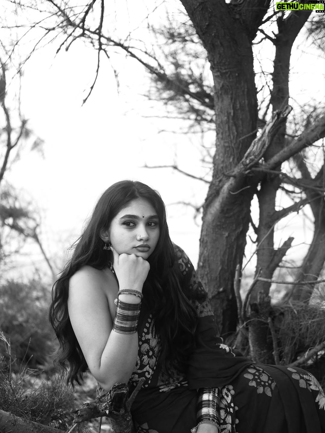 Jovika vijaykumar - 22.4K Likes - there’s a light side to every dark one 

captured by @photosbyvetri__ 📸