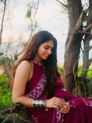 Jovika vijaykumar Instagram - there’s a light side to every dark one
captured by @photosbyvetri__ 📸