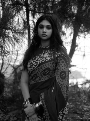 Jovika vijaykumar Instagram - there’s a light side to every dark one
captured by @photosbyvetri__ 📸