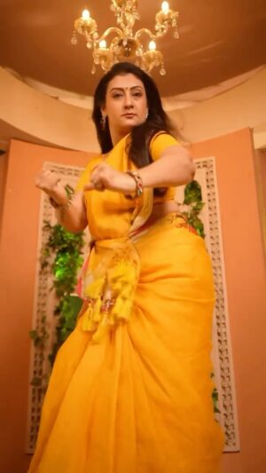 Juhi Parmar Instagram - Wrapped in the colour of sunshine, yellow, today we worship Maa Kushmanda, the Goddess of infinite energy. What better way to celebrate Her than through dance, devotion, and the powerful rhythm of Aaigiri Nandini! May Maa’s radiance guide us to spread joy and embrace every moment with strength. ☀️
Day 4 Colour - Yellow 💛
#aigirinandini #navratri #maa #matarani