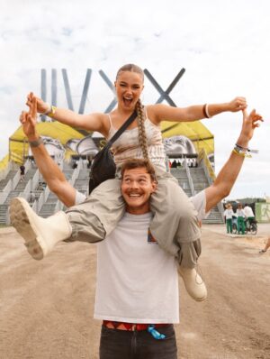 Julia Beautx Instagram - Leute wieso sehe ich aus wie ein Popstar???? Ich möchte jetzt Popstar sein 🫩

#sonnemondsterne #sonnemondsternefestival @sonnemondsternefestival @aerochrone 🩷 (Anzeige)