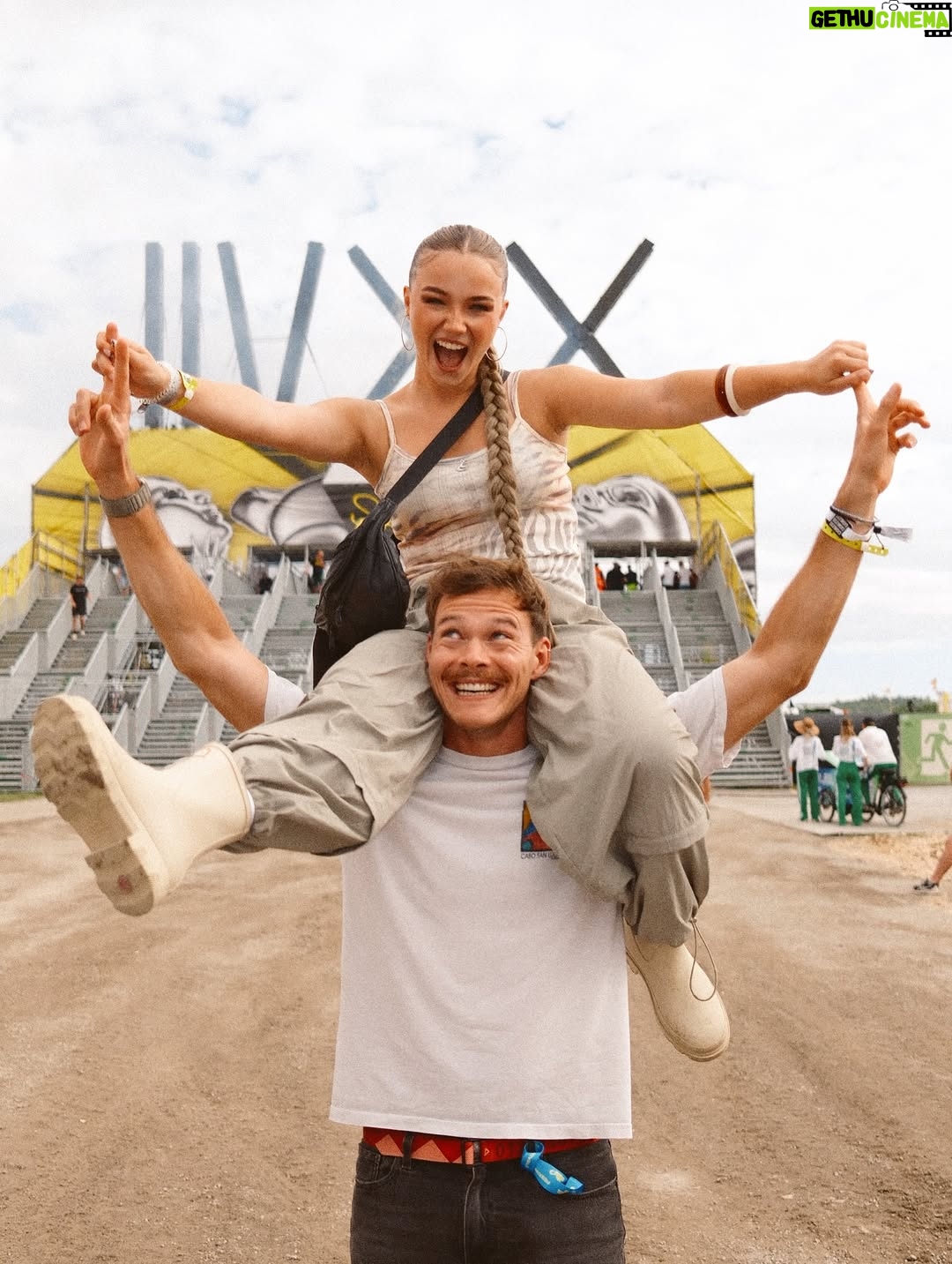 Julia Beautx - 230.6K Likes - Leute wieso sehe ich aus wie ein Popstar???? Ich möchte jetzt Popstar sein 🫩

#sonnemondsterne #sonnemondsternefestival @sonnemondsternefestival @aerochrone 🩷 (Anzeige)