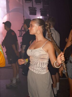 Julia Beautx Instagram - Leute wieso sehe ich aus wie ein Popstar???? Ich möchte jetzt Popstar sein 🫩

#sonnemondsterne #sonnemondsternefestival @sonnemondsternefestival @aerochrone 🩷 (Anzeige)