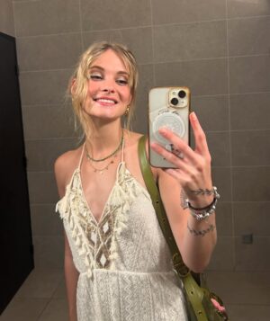 Julia Crane Instagram - Coucou fourvière 🥂

Miam merci @bulle_restaurant