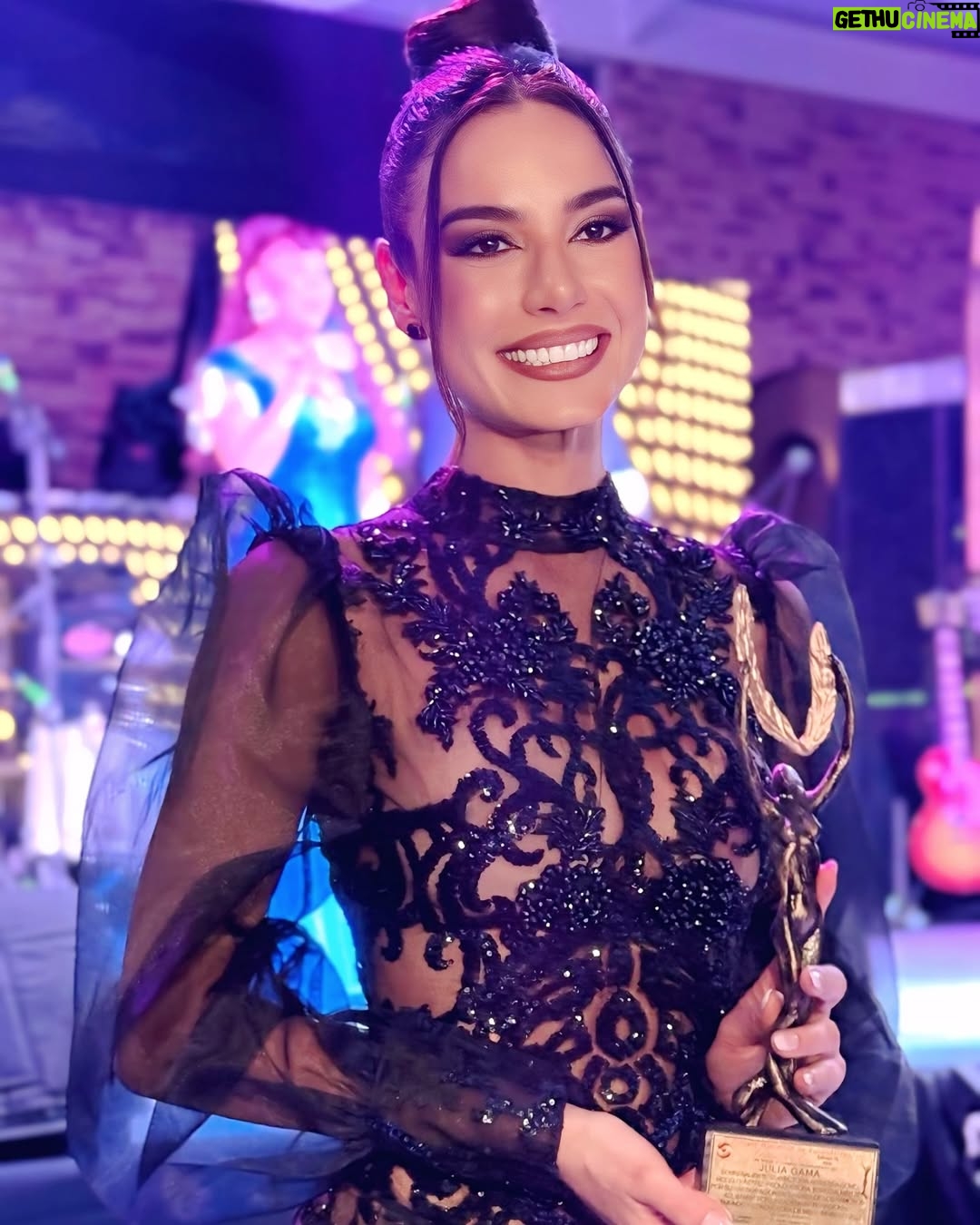 Julia Gama - 4.6K Likes - Es un honor recibir la “Palma de Oro” a la Excelencia Profesional 2025, agradezco a la @cinpe.mx y a cada uno de sus fundadores por su consideración. ¡Gracias México y a la gente mexicana por su cariño y generosidad siempre! 

Vestido del talentoso @angelfarfalla by @buffoni_theshowroom .

#palmadeoro #latinosunidos