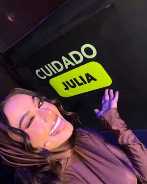 Julia Gama Instagram - ⚠️¿“Cuidado Julia” o “Cuidado, Julia”?⚠️ Se me hace un poco exagerado… 🫠🙃Y queda la duda: ¿el aviso es para mí o para los demás?
(Vean la última foto)
Outfit: @valenvalderramap
Make up: @lumoramua
Haia stylist: @guille_cortesr
#telemundo