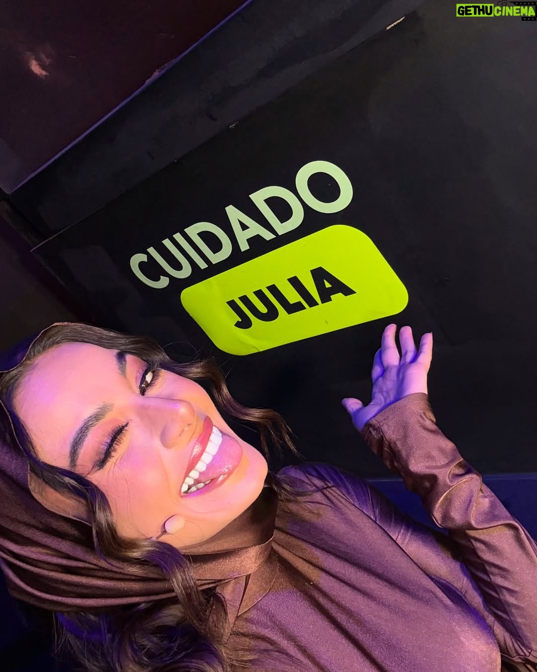 Julia Gama - 4K Likes - ⚠️¿“Cuidado Julia” o “Cuidado, Julia”?⚠️ Se me hace un poco exagerado… 🫠🙃Y queda la duda: ¿el aviso es para mí o para los demás?
(Vean la última foto) 

Outfit: @valenvalderramap 
Make up: @lumoramua 
Haia stylist: @guille_cortesr 

#telemundo