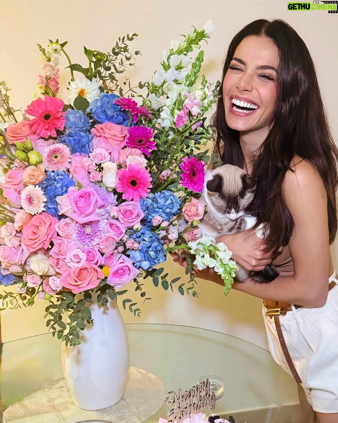 Julia Gama - 5.3K Likes - ¡32!
Update de las primeras 24h oficialmente con 32 años:
Sigo caótica, un poco (bastante) torpe, con el pensamiento acelerado, la risa fácil y la sonrisa larga de siempre. Sigo siendo la que se encanta y se emociona con cada expresión de la vida siendo la vida,  de la gente siento la gente; a la que le fascina lo inusitado. La que disfruta el silencio y los abrazos eternos. La que busca la matemática de cada cosa. La que ama sin fin. 
A los 32 ya sé que nada importa más que mi familia, que para siempre ese será mi motor y mi puerto seguro. Ya sé reconocer mis amistades verdaderas, mis personas favoritas, y me agobia lograr ser para ellas lo tanto que son para mí. En mis oraciones mantengo el pedido de siempre: sabiduría para discernir y aprender lo que aún no lo sé. 

A los 32 yo soy yo, pero se siente diferente. Aquí están las ganas de comerme el mundo, pero por fin hay espacio para la calma, para estar presente en cada momento. 

Doy la bienvenida a esta nueva etapa, abierta para recibir todas las bendiciones y milagros que Dios tiene para mí en Sus planes.  Traigo el corazón lleno de sueños, de fe y terquedad para lograrlos, de gratitud por los desafíos, las experiencias, las lecciones y los aprendizajes que la vida me brindó hasta aquí, y el entendimiento de que me prepararon para vivir todo lo que está por venir. Confío, de manera irremediable, que “¡Lo Mejor está por Venir!”.

De corazón, gracias a cada uno por llenarme de alegría, de propósito y de amor con sus mensajes y bonitos deseos, gracias por ser parte de mi vida. ¡Los amo sin fin!

MissAmores, ¿Qué mensaje o consejo me regalan para vivir los 32 de la mejor manera? 

#cumpleaños #aniversario #birthday