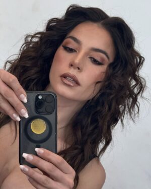 Julia Gama Instagram - ¡Cerrando más este gran proyecto con @telemundo y @endemolshinebd llena de gratitud! ¡Llevo en mi corazón enseñanzas, crecimiento personal, nuevas amistades y muchas ganas de vivir todo lo que viene por delante con ustedes, MissAmores! Por todo este cariño y por el apoyo que me han brindado cada día, a los que ya estaban conmigo y acá siguen, y a los que llegaron nuevos por poder conocerme más en hermoso proyecto, ¡les doy las gracias! Siempre es todo hecho por ustedes y para ustedes y les llevo conmigo como lo mejor de esta experiencia. ¡Les quiero a mi lado, porque vamos juntos por más! Los amo!
Outfit: @jk_tolentino_mexico
Showroom: @buffoni_theshowroom
Hairstyle: @guille_cortesr
Makeup: @lumoramua