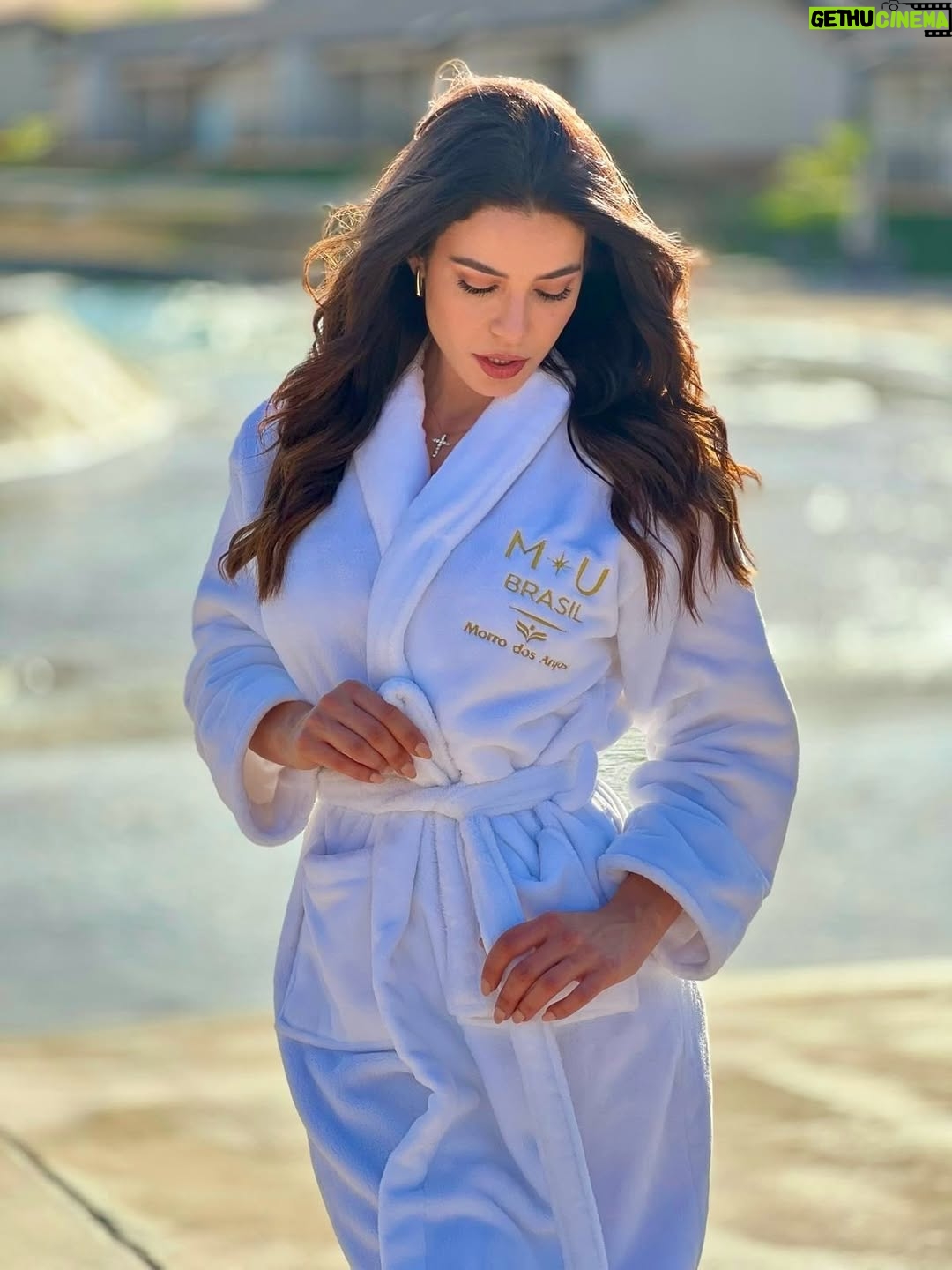 Julia Gama - 4.2K Likes - Um refúgio onde a fé na vida e a leveza se tornam a verdadeira hospedagem. Amando escrever este novo capítulo da minha história neste paraíso. 🌊🌴✨ - @morrodosanjosresortoficial 

🎵 “Andar com fé eu vou, que a fé não costuma falhar…”