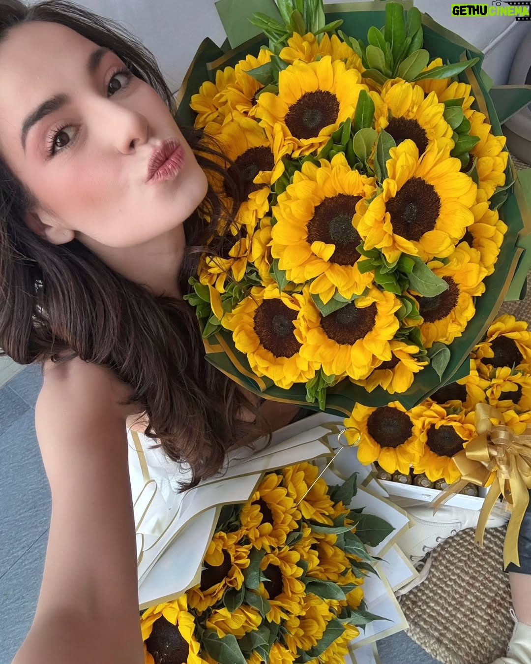 Julia Gama - 7.2K Likes - Es hermoso regresar a la vida real y sentirse así de apapachada. Estoy sin palabras para agradecerles, mis hermosas, no solo por este hermoso detalle, sino por todo el apoyo y cariño que me brindan desde hace mucho tiempo. 
🥹❤️ 
De verdad, lo más bonito que me llevo de toda esta aventura es haber conectado con personas tan especiales como ustedes, que comparten los mismos principios y valores. 

Siento que eso es lo que guardo en mi corazón, y sé que ustedes estarán a mi lado en todo lo que viene, porque lo mejor está por venir. 

¡Las amo! No sé cómo expresarlo con palabras, pero las amo. ¡Vamos juntas por más! ❤️✨

@08hermosa15
@rod_fonseca25
@gaby0817_pty 
@mariaegonzalezv 
@carolinarzm 
@juliawgama_mx 
@karlita_sinmas 
@universo_rafalia 
@rafalia_pa 
@juliawgama_cdmx 
@sarahisarria