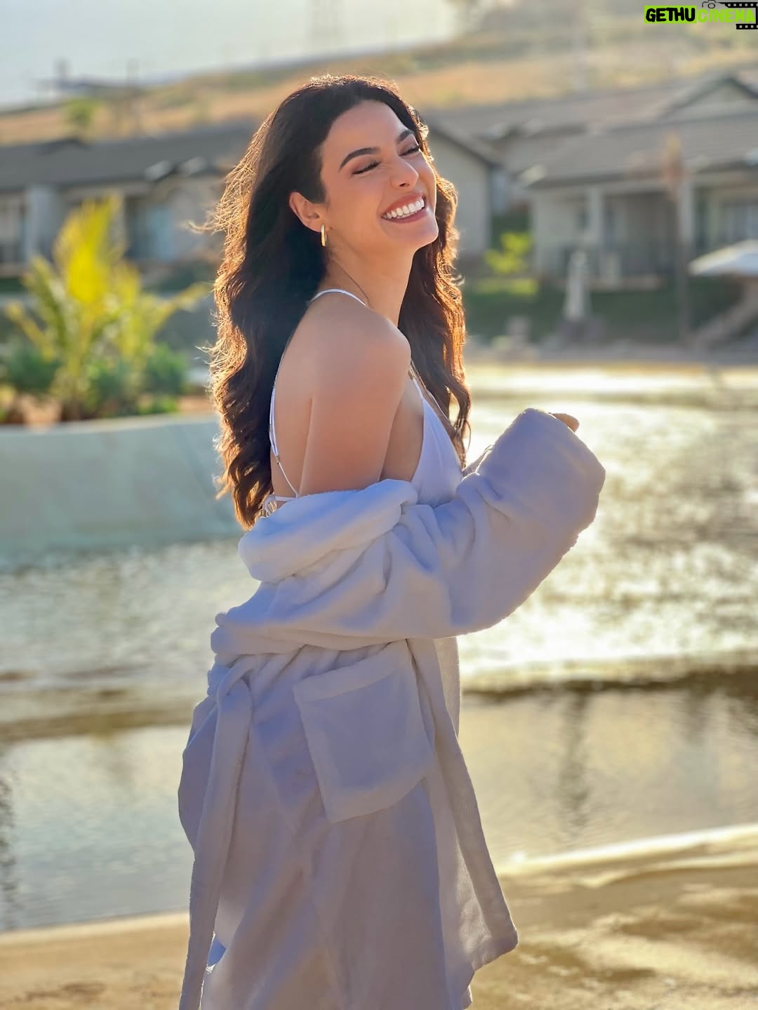Julia Gama - 4.2K Likes - Um refúgio onde a fé na vida e a leveza se tornam a verdadeira hospedagem. Amando escrever este novo capítulo da minha história neste paraíso. 🌊🌴✨ - @morrodosanjosresortoficial 

🎵 “Andar com fé eu vou, que a fé não costuma falhar…”