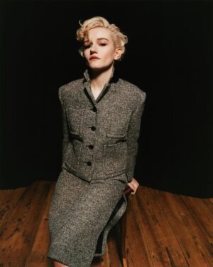 Julia Garner Instagram - @crfashionbook shot by brilliant @erikakamano 🖤 

Thank you 🧚‍♀️


Fashion @benperreira
Hair @bobbyeliot
Makeup @misha212
Editor-in-Chief @carineroitfeld