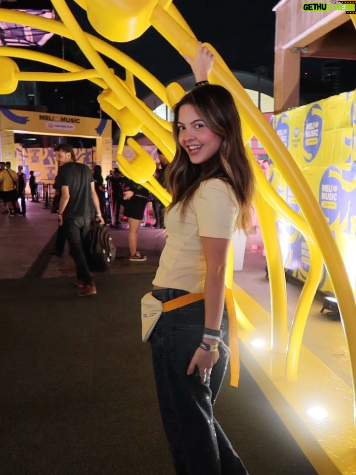 Júlia Gomes - 2.2K Likes - De ontem do MELI MUSIC #2 💙💛 AMEEEEEI demaaaais, foi incrível e inesquecível! @mercadolivre 💙💛💙💛💙💛💙💛⭐️⭐️⭐️⭐️⭐️⭐️⭐️⭐️