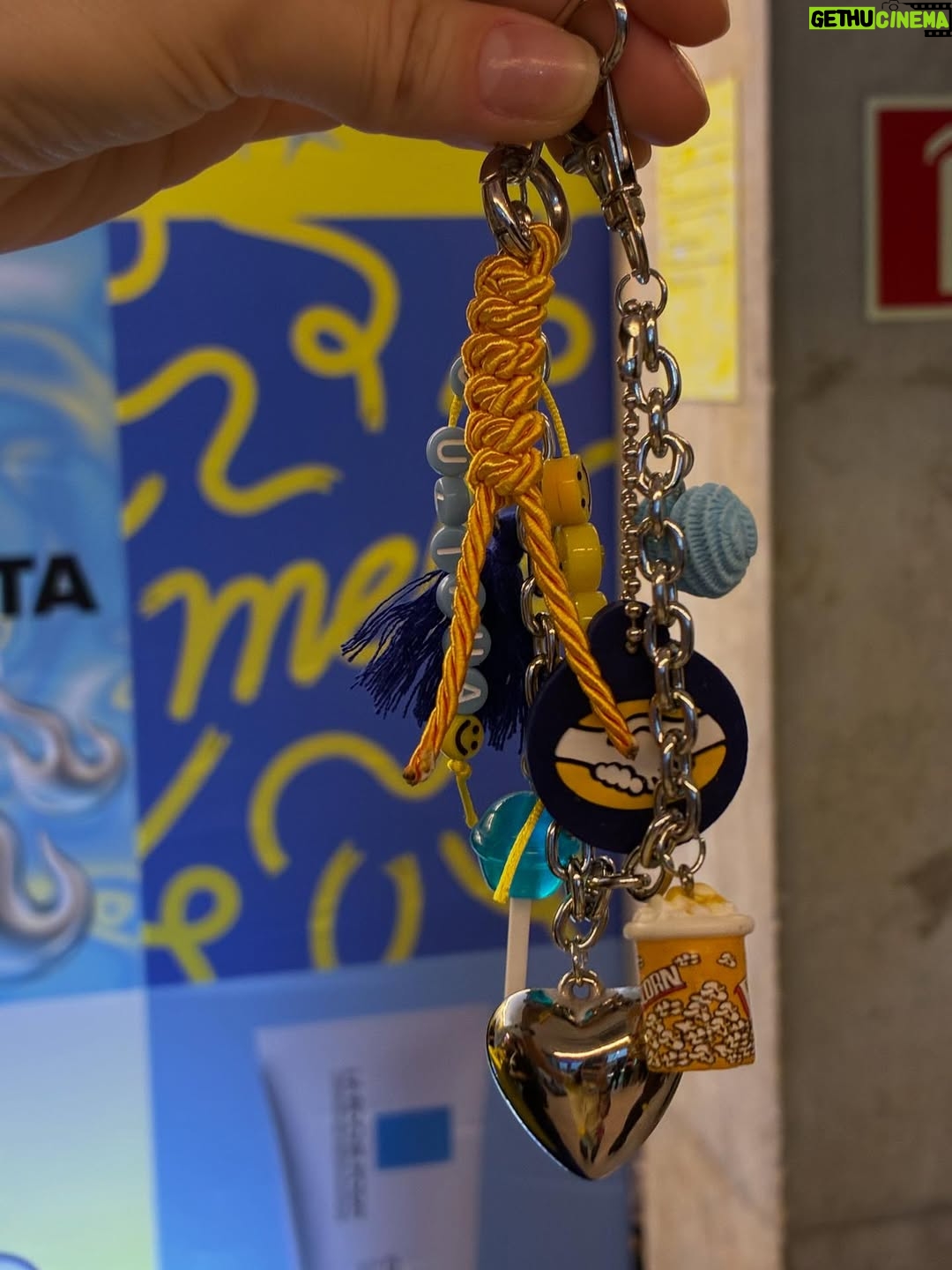 Júlia Gomes - 2.2K Likes - De ontem do MELI MUSIC #2 💙💛 AMEEEEEI demaaaais, foi incrível e inesquecível! @mercadolivre 💙💛💙💛💙💛💙💛⭐️⭐️⭐️⭐️⭐️⭐️⭐️⭐️