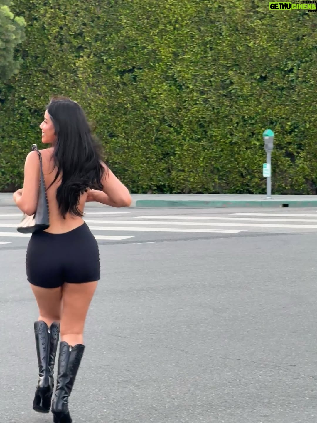 Julia Kelly - 12.9K Likes - 🎱