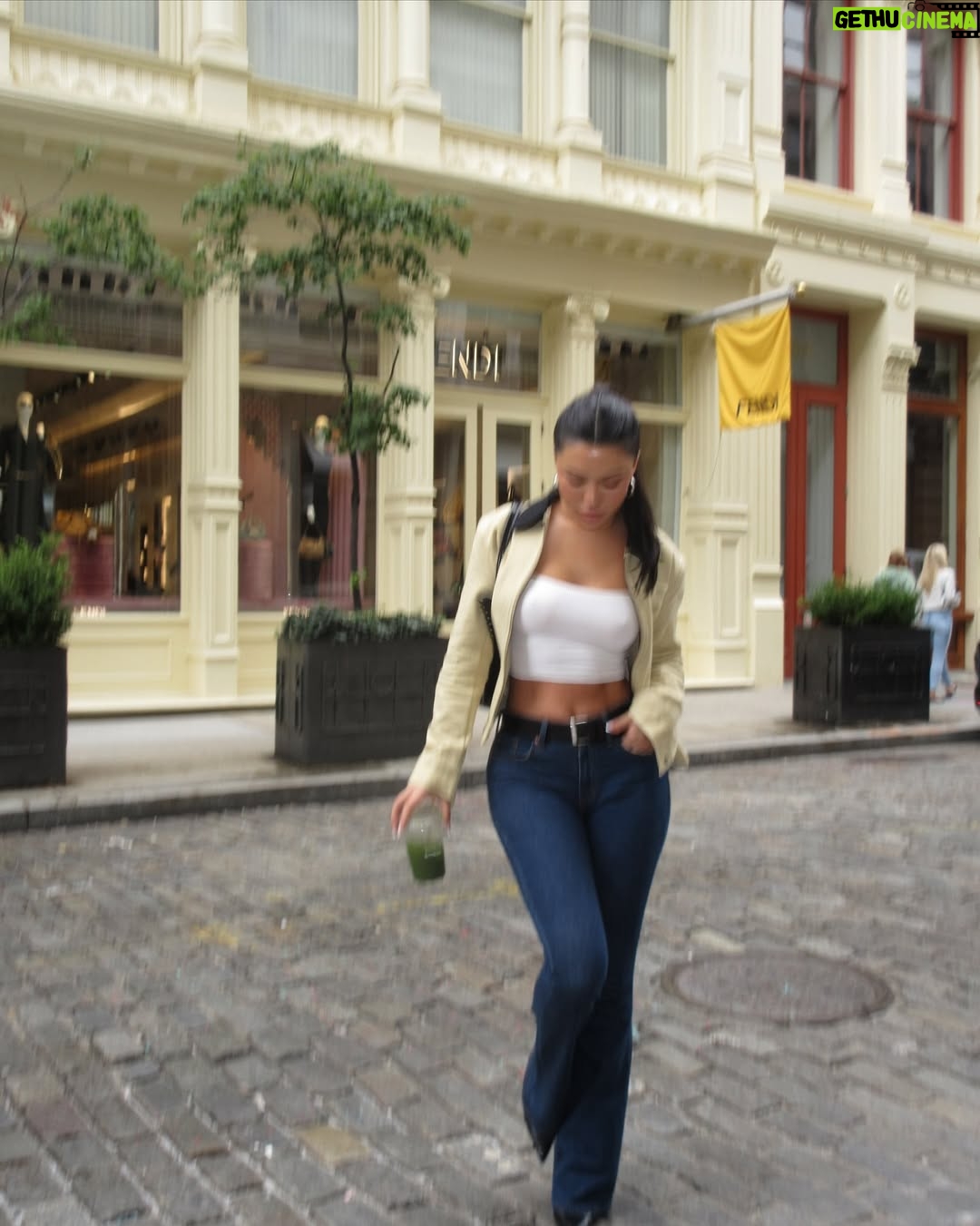 Julia Kelly - 11.8K Likes - Real good jeans