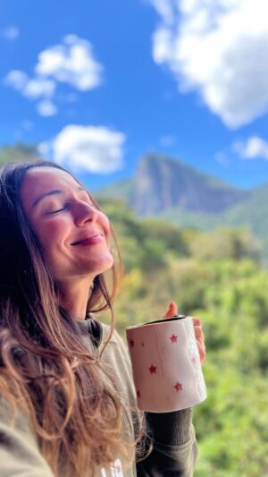 Júlia Mendes Instagram - Algumas coisas deixam saudade, outras trazem leveza e é nesse movimento constante que a vida revela a sua beleza. BOM DIA♥️