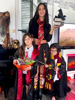 Julia Paredes Instagram - J’ai voulu fêter Halloween avant l’heure avec les enfants car ils partent en vacances chez leur papa demain. Donc je leur ai prévu une petite fête à la maison avec leurs copains et mes amies, j’ai tout fait pour encore une fois les émerveiller et je crois que c’était réussi. Bon cette année on a décidé d’être coordonné avec Harry Potter et on est plutôt team Gryffondor 🫣 Et vous quel costume cette année ?
Costumes et décoration @deguisetoi
#halloween#kids#mum#mumlife#publicite#fete#pourtoi