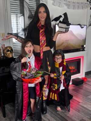 Julia Paredes Instagram - J’ai voulu fêter Halloween avant l’heure avec les enfants car ils partent en vacances chez leur papa demain. Donc je leur ai prévu une petite fête à la maison avec leurs copains et mes amies, j’ai tout fait pour encore une fois les émerveiller et je crois que c’était réussi. Bon cette année on a décidé d’être coordonné avec Harry Potter et on est plutôt team Gryffondor 🫣 Et vous quel costume cette année ?
Costumes et décoration @deguisetoi
#halloween#kids#mum#mumlife#publicite#fete#pourtoi