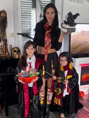 Julia Paredes Instagram - J’ai voulu fêter Halloween avant l’heure avec les enfants car ils partent en vacances chez leur papa demain. Donc je leur ai prévu une petite fête à la maison avec leurs copains et mes amies, j’ai tout fait pour encore une fois les émerveiller et je crois que c’était réussi. Bon cette année on a décidé d’être coordonné avec Harry Potter et on est plutôt team Gryffondor 🫣 Et vous quel costume cette année ?
Costumes et décoration @deguisetoi
#halloween#kids#mum#mumlife#publicite#fete#pourtoi