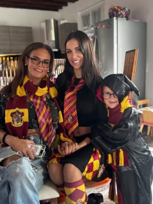 Julia Paredes Instagram - J’ai voulu fêter Halloween avant l’heure avec les enfants car ils partent en vacances chez leur papa demain. Donc je leur ai prévu une petite fête à la maison avec leurs copains et mes amies, j’ai tout fait pour encore une fois les émerveiller et je crois que c’était réussi. Bon cette année on a décidé d’être coordonné avec Harry Potter et on est plutôt team Gryffondor 🫣 Et vous quel costume cette année ?
Costumes et décoration @deguisetoi
#halloween#kids#mum#mumlife#publicite#fete#pourtoi