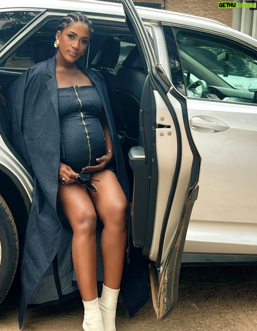 Julia Samantha Edima - 12.6K Likes - Une belle journée pour être une baby mama  bien dans son jean😎 @simeuclaudia 🤍

Bonne fin de semaine mes douceurs 🤍