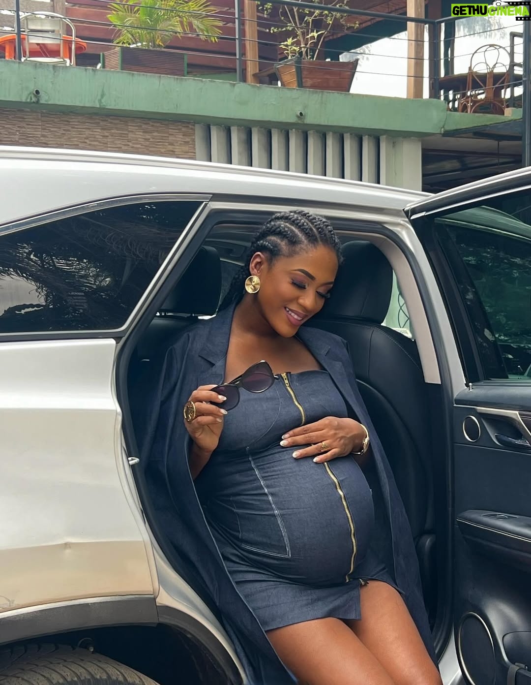 Julia Samantha Edima - 12.6K Likes - Une belle journée pour être une baby mama  bien dans son jean😎 @simeuclaudia 🤍

Bonne fin de semaine mes douceurs 🤍