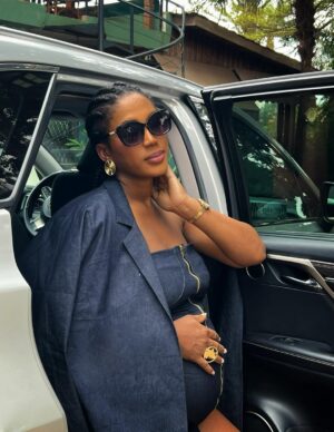 Julia Samantha Edima Instagram - Une belle journée pour être une baby mama  bien dans son jean😎 @simeuclaudia 🤍

Bonne fin de semaine mes douceurs 🤍