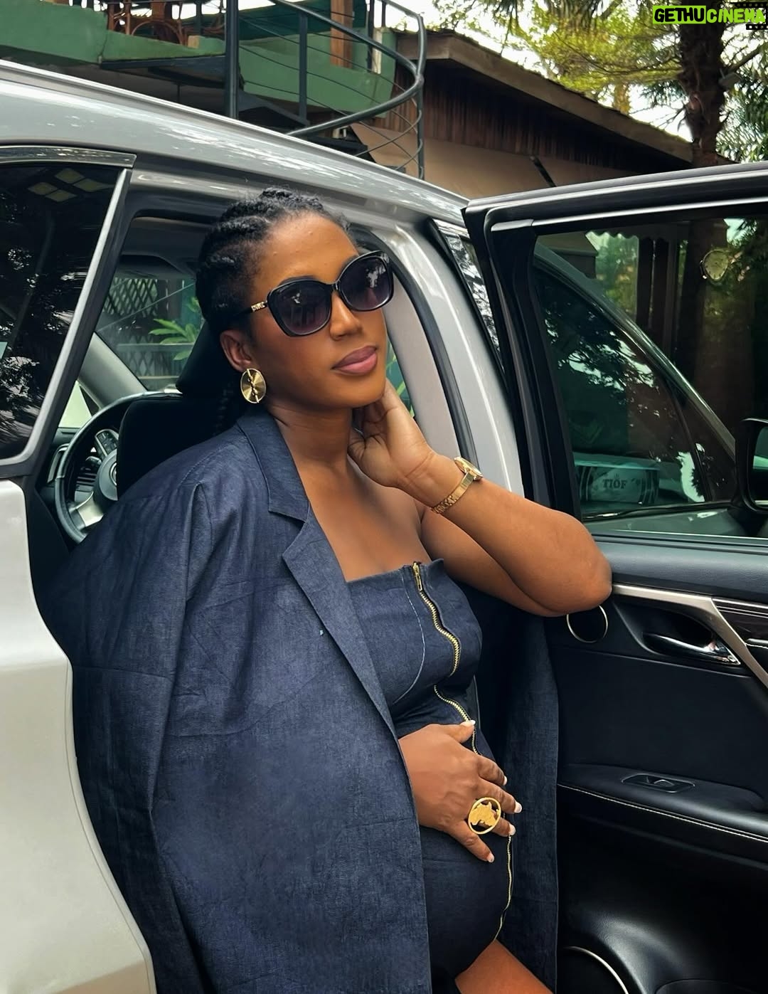 Julia Samantha Edima - 12.6K Likes - Une belle journée pour être une baby mama  bien dans son jean😎 @simeuclaudia 🤍

Bonne fin de semaine mes douceurs 🤍