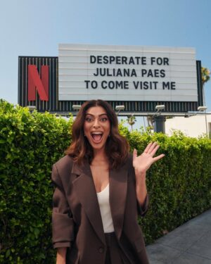 Juliana Paes Instagram - 🇧🇷 DO BRASIL PARA O MUNDO! Olha quem acabou de chegar no outdoor oficial da Netflix em Los Angeles, nos Estados Unidos, para mostrar que Pedaço de Mim é gigante! Essa é a primeira série brasileira a ficar duas semanas consecutivas no top 1 global, tá? 💅

🇺🇸 FROM BRAZIL TO THE WORLD! Look who just came to the Netflix marquee in Los Angeles to celebrate the global success of Desperate Lies, the first Brazilian show leading the top 10 TV (Non-English) for two weeks in a row!

📷 @lindseybyrnes