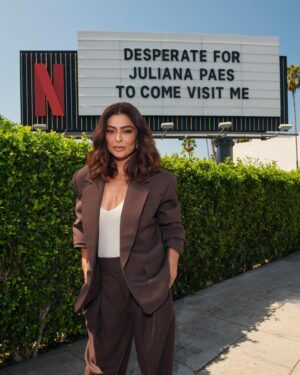 Juliana Paes Instagram - 🇧🇷 DO BRASIL PARA O MUNDO! Olha quem acabou de chegar no outdoor oficial da Netflix em Los Angeles, nos Estados Unidos, para mostrar que Pedaço de Mim é gigante! Essa é a primeira série brasileira a ficar duas semanas consecutivas no top 1 global, tá? 💅

🇺🇸 FROM BRAZIL TO THE WORLD! Look who just came to the Netflix marquee in Los Angeles to celebrate the global success of Desperate Lies, the first Brazilian show leading the top 10 TV (Non-English) for two weeks in a row!

📷 @lindseybyrnes