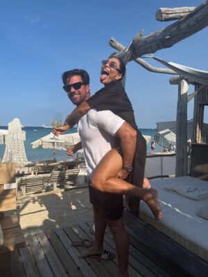 Juliana Paes Instagram - ‘O meu melhor amigo é o meu amor…’ e dizer isso é o mínimo pra falar dele; pra não falar do melhor pai do mundo; pra não falar do campeão de ‘genteboísse’; pra não falar do filho carinhoso e atento…. Hoje vai só esse FELIZ ANIVERSÁRIO com todo amor afeto respeito aprendizado cumplicidade confiança acumulados nesses 21 anos de órbita em torno de nós…. Deixando claro que o sol é vc! Te amo♥️