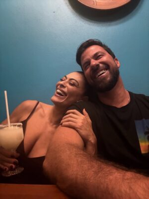 Juliana Paes Instagram - ‘O meu melhor amigo é o meu amor…’ e dizer isso é o mínimo pra falar dele; pra não falar do melhor pai do mundo; pra não falar do campeão de ‘genteboísse’; pra não falar do filho carinhoso e atento…. Hoje vai só esse FELIZ ANIVERSÁRIO com todo amor afeto respeito aprendizado cumplicidade confiança acumulados nesses 21 anos de órbita em torno de nós…. Deixando claro que o sol é vc! Te amo♥️