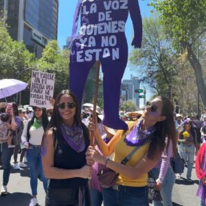 Julieta Grajales Instagram - Una persona feminista es cualquiera que reconozca la igualdad y la plena humanidad en mujeres y hombres.
💜🪬✨✨ 💜🪬✨✨✨

El día que decidí habitar la ternura, la convertí en mi política.
“Por qué abrazarnos en este mundo tan hostil también es una forma de luchar”. By @tremendas.ec 

Las amo @fiona.hadassa @zoe.lika @borderhoppingvegan mis chicas preciosas.💜✨✨✨✨✨✨✨⚡️ #8m #8m2025 #8marzo  #feminist #feministart