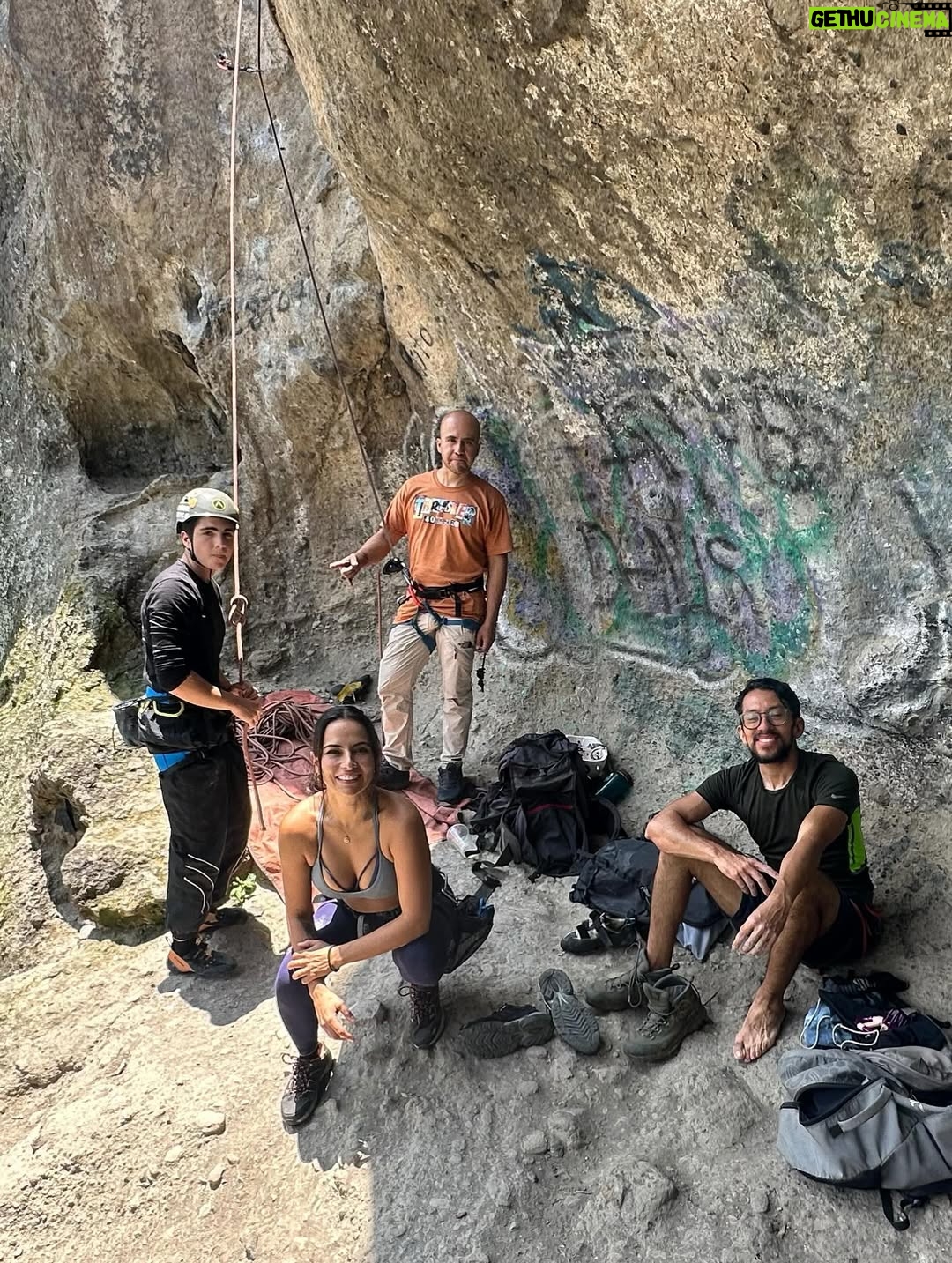 Julieta Grajales - 2.7K Likes - Amar la vida no es negar que a veces duele.
Es aprender a quedarte, incluso cuando el día pesa.
Es mirar de frente lo difícil, y aun así elegir el paso.
Amar la vida es abrazarla entera:
la belleza que asombra y la herida que enseña,
la risa inesperada y el silencio que acompaña.
Es saber que todo cambia, y que aun en medio del caos,
algo en ti sigue diciendo sí.
Un sí suave, terco, valiente.
Porque vivir no siempre es fácil,
pero hay instantes  pequeños, inmensos
que hacen que todo valga la pena.

@out.doormexico