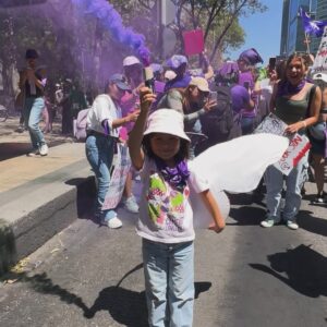 Julieta Grajales Instagram - Una persona feminista es cualquiera que reconozca la igualdad y la plena humanidad en mujeres y hombres.
💜🪬✨✨ 💜🪬✨✨✨

El día que decidí habitar la ternura, la convertí en mi política.
“Por qué abrazarnos en este mundo tan hostil también es una forma de luchar”. By @tremendas.ec 

Las amo @fiona.hadassa @zoe.lika @borderhoppingvegan mis chicas preciosas.💜✨✨✨✨✨✨✨⚡️ #8m #8m2025 #8marzo  #feminist #feministart