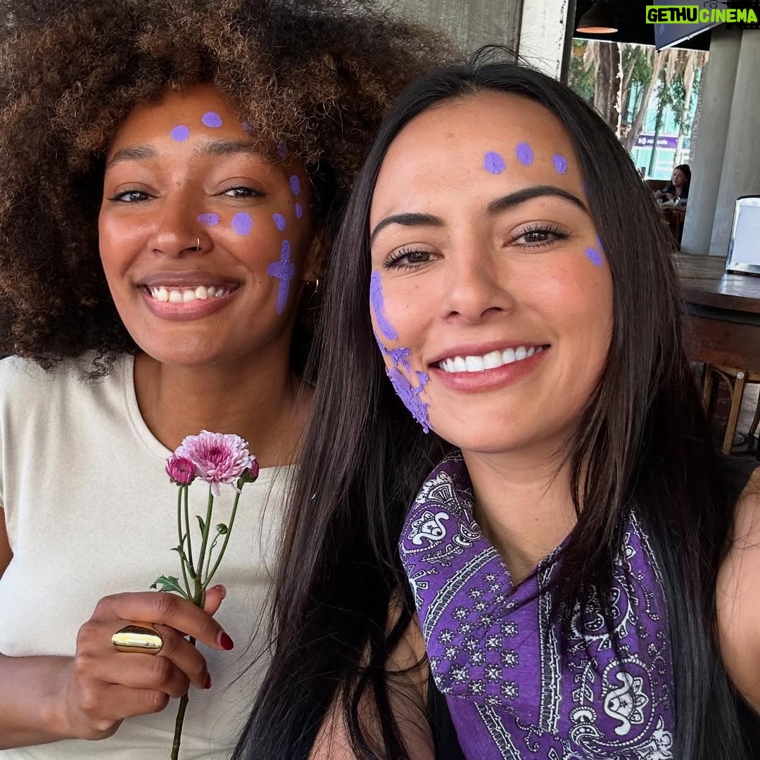 Julieta Grajales - 4K Likes - Una persona feminista es cualquiera que reconozca la igualdad y la plena humanidad en mujeres y hombres.
💜🪬✨✨ 💜🪬✨✨✨

El día que decidí habitar la ternura, la convertí en mi política.
“Por qué abrazarnos en este mundo tan hostil también es una forma de luchar”. By @tremendas.ec 

Las amo @fiona.hadassa @zoe.lika @borderhoppingvegan mis chicas preciosas.💜✨✨✨✨✨✨✨⚡️ #8m #8m2025 #8marzo  #feminist #feministart