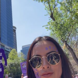 Julieta Grajales Instagram - Una persona feminista es cualquiera que reconozca la igualdad y la plena humanidad en mujeres y hombres.
💜🪬✨✨ 💜🪬✨✨✨

El día que decidí habitar la ternura, la convertí en mi política.
“Por qué abrazarnos en este mundo tan hostil también es una forma de luchar”. By @tremendas.ec 

Las amo @fiona.hadassa @zoe.lika @borderhoppingvegan mis chicas preciosas.💜✨✨✨✨✨✨✨⚡️ #8m #8m2025 #8marzo  #feminist #feministart