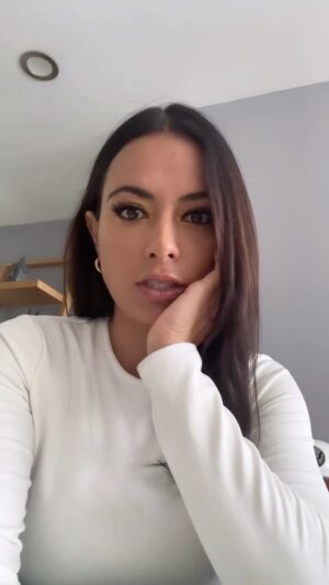 Julieta Grajales Instagram - Me duele la crueldad que estamos viviendo mundialmente. Toda la separatidad. Sé que todo seguirá su curso y quiero pensar que todo  se acomoda y siempre será para nuestro mayor alto bien. A seguir trabajándonos: A reconocernos y reconocer la dignidad de cada persona, ser solidarios, entregarnos a la empatía , el respeto, la tolerancia, humildad…. A seguir trabajando juntos para promover la paz, la armonía. Seamos sensibles de nuestro mundo.  Por mi parte espero contribuir desde mi existencia y ser un canal luminoso a pesar de mis vacíos y fallos. 
✨🤍🤍🤍🤍🕊️🙏🏼

“La paz es un viaje, no un destino. “