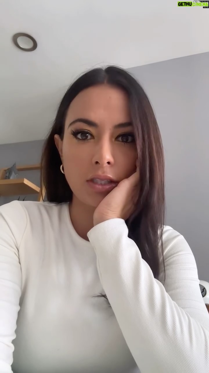 Julieta Grajales - 3.1K Likes - Me duele la crueldad que estamos viviendo mundialmente. Toda la separatidad. Sé que todo seguirá su curso y quiero pensar que todo  se acomoda y siempre será para nuestro mayor alto bien. A seguir trabajándonos: A reconocernos y reconocer la dignidad de cada persona, ser solidarios, entregarnos a la empatía , el respeto, la tolerancia, humildad…. A seguir trabajando juntos para promover la paz, la armonía. Seamos sensibles de nuestro mundo.  Por mi parte espero contribuir desde mi existencia y ser un canal luminoso a pesar de mis vacíos y fallos. 
✨🤍🤍🤍🤍🕊️🙏🏼

“La paz es un viaje, no un destino. “