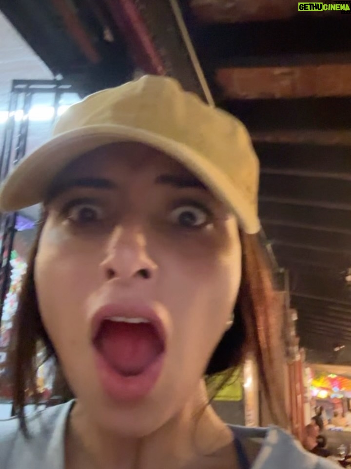 Julieta Grajales - 2.7K Likes - Amar la vida no es negar que a veces duele.
Es aprender a quedarte, incluso cuando el día pesa.
Es mirar de frente lo difícil, y aun así elegir el paso.
Amar la vida es abrazarla entera:
la belleza que asombra y la herida que enseña,
la risa inesperada y el silencio que acompaña.
Es saber que todo cambia, y que aun en medio del caos,
algo en ti sigue diciendo sí.
Un sí suave, terco, valiente.
Porque vivir no siempre es fácil,
pero hay instantes  pequeños, inmensos
que hacen que todo valga la pena.

@out.doormexico