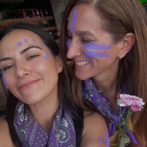 Julieta Grajales Instagram - Una persona feminista es cualquiera que reconozca la igualdad y la plena humanidad en mujeres y hombres.
💜🪬✨✨ 💜🪬✨✨✨
El día que decidí habitar la ternura, la convertí en mi política.
“Por qué abrazarnos en este mundo tan hostil también es una forma de luchar”. By @tremendas.ec
Las amo @fiona.hadassa @zoe.lika @borderhoppingvegan mis chicas preciosas.💜✨✨✨✨✨✨✨⚡️ #8m #8m2025 #8marzo #feminist #feministart
